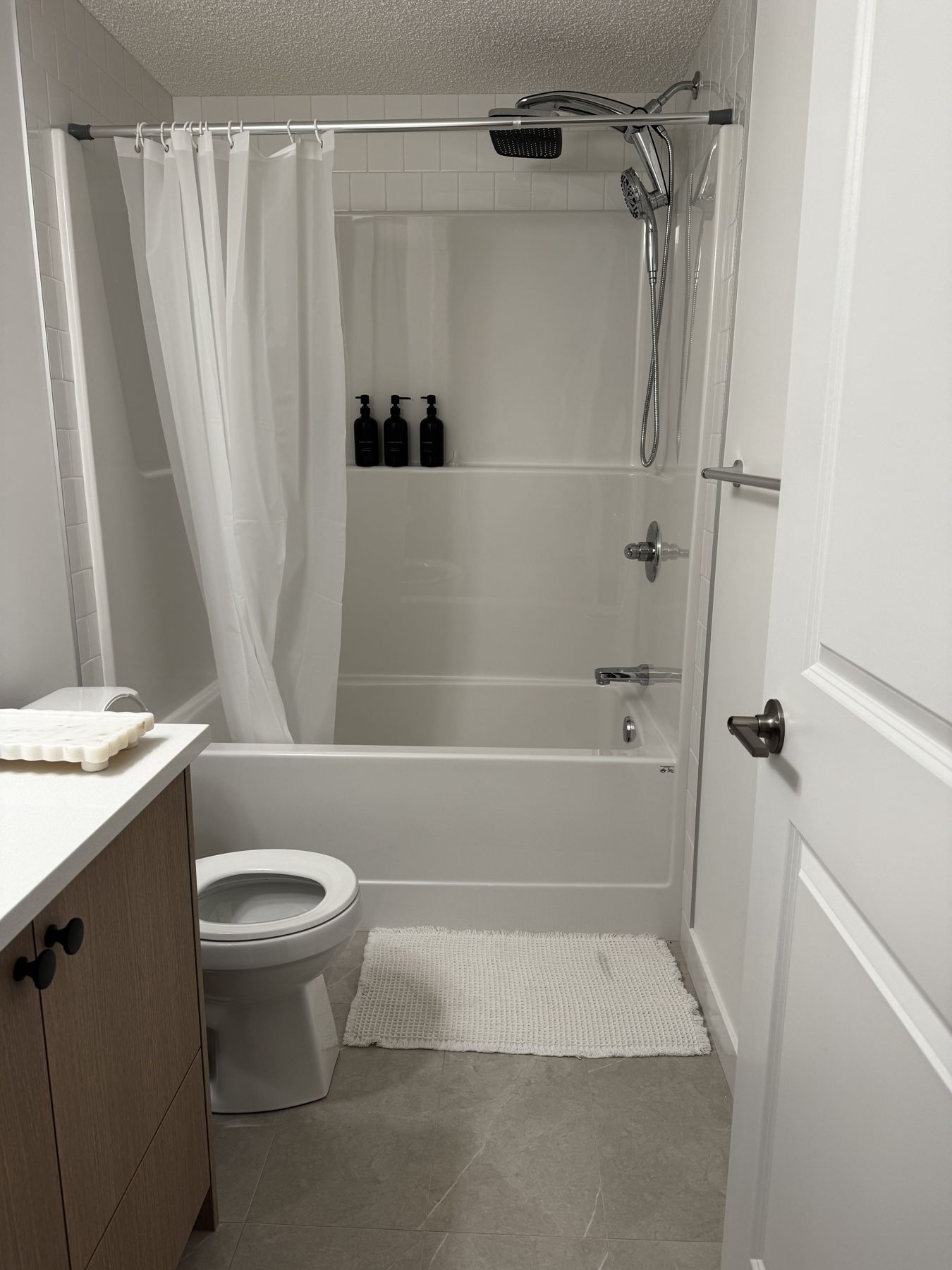 The suite's tub and shower, ready for a cold rinse